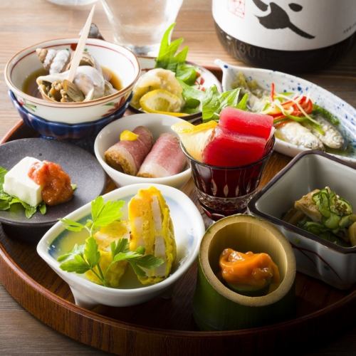 【아테 5종 모듬】채색이 풍부한 오색의 식재료가 만들어내는 한 접시를, 선택해 뽑힌 일본술과 함께 “나마라 요시”로