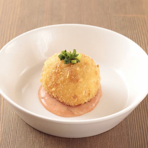 [Homemade Crab Cream Croquette] The rich flavor of crab is concentrated in this luxurious dish that is crispy on the outside and soft and creamy on the inside.