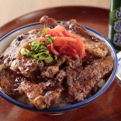 [Tokachi Charcoal Grilled Pork Bowl] The savory aroma of charcoal brings out the flavor of the pork, and every bite is filled with a deep taste.