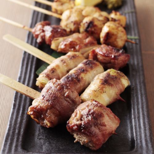 [Grilled skewers cooked over charcoal] The aroma of charcoal is outstanding.Please enjoy the taste of each skewer with a cup of Japanese sake.