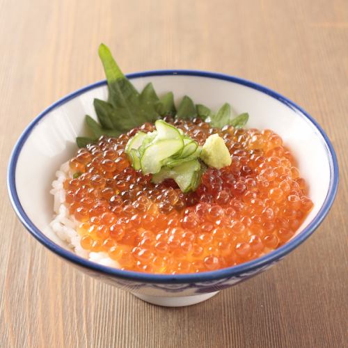 [Just the right amount! Mini salmon roe rice bowl] Feel the bounty of the sea with just one bite! A dish that will have you hooked on the popping sensation of fresh salmon roe