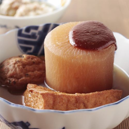 [Specialty! Oden] The overwhelmingly most popular item is, of course, daikon radish! It is a masterpiece that is thoroughly infused with specially selected dashi stock.
