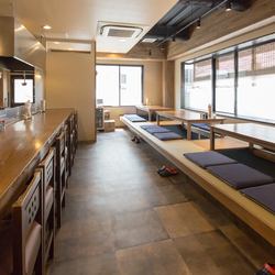 【お座敷席で女子会・飲み会】最大6名様までご利用可能なお座敷。壁や天井にも木の温かみを感じる、落ち着いた雰囲気が自慢の店内で女子会や飲み会をお楽しみいただけます。四季折々の食材を使ったお食事とともに、大切な方と素敵な時間をお過ごし下しさい。