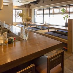 【ご家族やご友人とどうぞ】自慢の料理と美酒を囲みながら、和気あいあいとお楽しみいただけるお席となっております。落ち着いた雰囲気の空間ですので、各種飲み会はもちろん、休日のご家族揃ってのご夕食まで、シーンを選ばずに幅広くご利用いただけます。