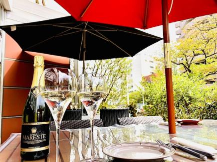 【可吸煙★保證露台座位午餐★3000日元★含1杯飲料】本店招牌烤雞等5道菜