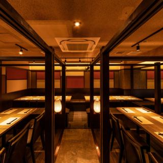ブラウンを基調とした落ち着きある上品な空間。照明も明るすぎずゆったりとお寛ぎいただけるお席となっております。大事な接待や会食におすすめのお席となっております。歓送迎会の催し事にもぴったりの空間です。