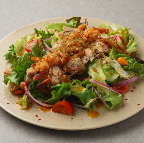 よだれ鶏風スパイスピリ辛サラダ