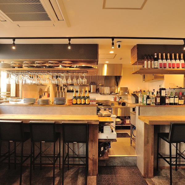 [Counter seats] Individual diners are also welcome, and you can enjoy a pleasant time with our staff as they explain the food and wine to you.This stylish space is pleasant with the natural light streaming in through the proud bay window, making it a great place to dine during the day.