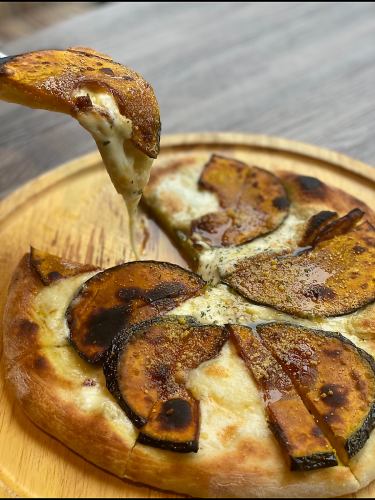 Kiln-baked pizza with pumpkin and gorgonzola maple syrup