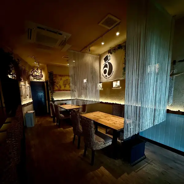 4人掛のテーブル席もご用意しております。４名を超える人数でのご来店の際はお電話での確認をお願いします。