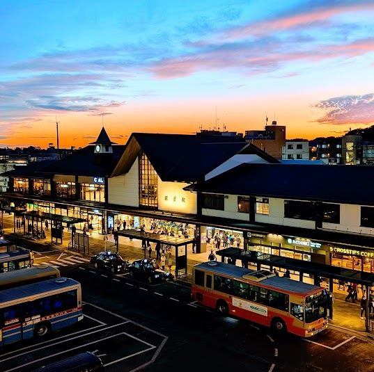 【JR鎌倉駅徒歩1分、小町通り赤い鳥居の左のビル4階】当店は駅から1分ほどの距離にございますので雨の日でも安心してご来店いただけます。