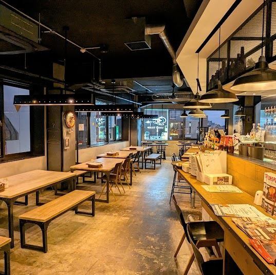 インダストリアルな落ち着いた店内 店内は広く大人数のパーティーなども対応可能です。