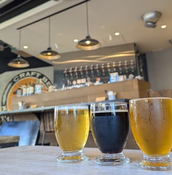 鎌倉のブリュワリーをはじめ、神奈川県、国内海外のクラフトビールを最大13タップ用意。詳しいスタッフがいますので気軽に相談してください。カウンターから13タップを眺めるのもまたいいですよ!