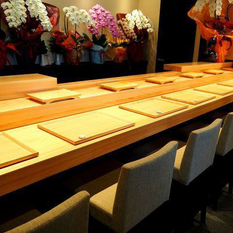 [Luxury counter seats] Feel free to use even from one person.Please spend a luxurious time of adults who enjoy the warmth of wood and enjoy the sake, sake and conversation.