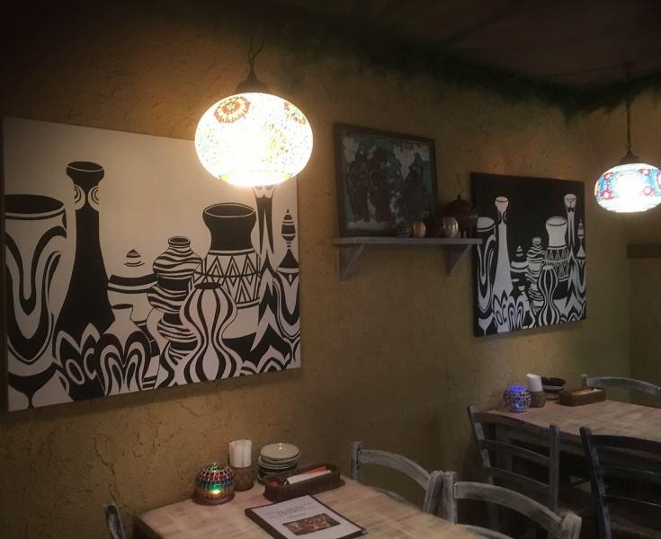 1階には4人掛けのテーブル席を2つとカウンター2つ☆店主こだわりのエスニックな雰囲気はなんとも居心地がよく、ついつい長居してしまいます♪お仕事帰りにガッツリご飯を食べに来るも良し！気の知れたお仲間とお酒を飲みながら語らいの場にするも良し！