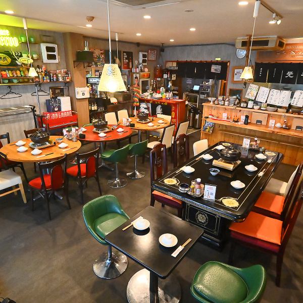 居酒屋だとなかなか見られない、円卓のテーブル席ご用意しております！ほかの席とつなげて貸し切り団体様も大歓迎です♪是非お気軽にお問い合わせください♪店内の装飾にもこだわっております！懐かしく写真映えもするようなアイテムも多数ご用意！※当日0時以降のご予約キャンセルは100％キャンセル料いただきます。