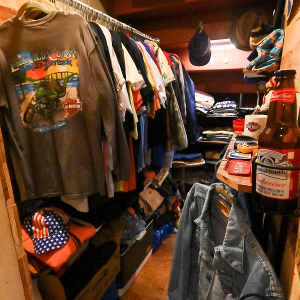 バイクとヴィンテージが好きな気持ちを抑えられない居酒屋店主が店内に、古着の販売スペースを作りました！店主の趣味で買い付けた古着をお酒を飲みながらピックすることができます！今夜、【酔い古着】に出会えますように！