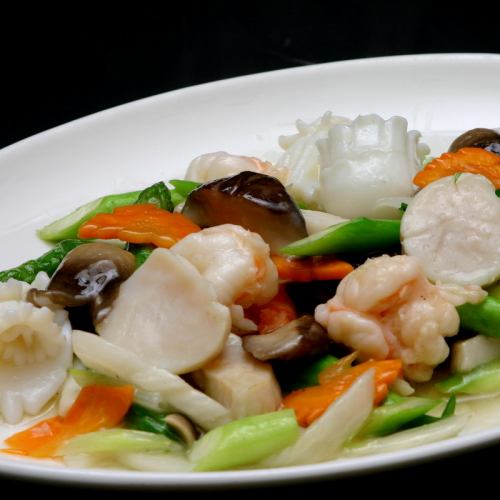 Stir-fried seasonal vegetables and 3 kinds of seafood / Stir-fried seasonal vegetables and scallops