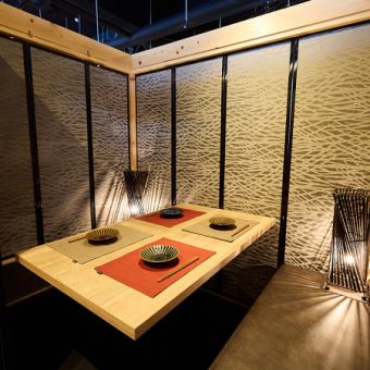 【駅より2分】宴会・ご接待にぴったり！大人の隠れ家空間で当店自慢の料理と美酒をご堪能下さい！最大30名での宴会が可能な大型個室や、少人数での利用も可能な掘りごたつ席など、人数と利用シーンにあわせたお席へへご案内させて頂きます！ 