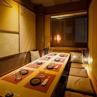 新潟県各地の地酒をディスプレイしたテーブル半個室の他、最大12名様までの個室・大型宴会が可能な掘りごたつ宴会席などシーンに合わせたお席をご用意可能です。まずはお問い合わせをお願い致します！