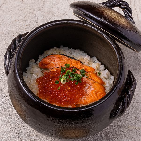★NEW★贅沢具材がのった土鍋ごはんが登場♪鮭いくらなど絶対食べてほしい逸品です♪
