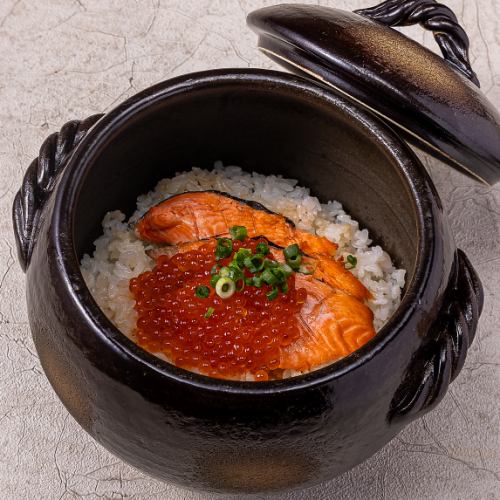 ★NEW★贅沢具材がのった土鍋ごはんが登場♪鮭いくらなど絶対食べてほしい逸品です♪