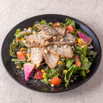 県産焼豚のせ彩りシーザーサラダ