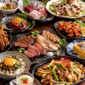 【豪華套餐】包含9道菜，包括三種刺身拼盤、牛肉豬肉壽喜燒或兩種肉類拼盤－5500日元，3小時暢飲