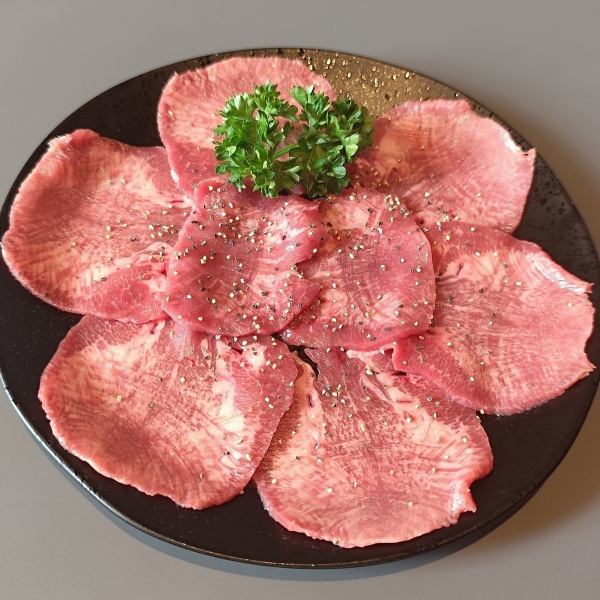 タンの柔らかさとネギの香りが絶妙に組み合わさった「極み牛タン」は、食欲そそる一皿。是非ご賞味下さい。
