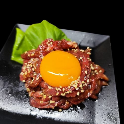 牛もも燻ユッケ