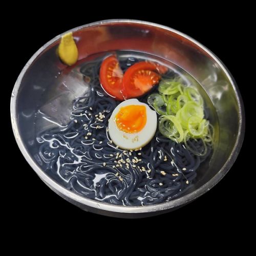 香り、コシ、旨味、新しい冷麺体験を！　竹炭　黒冷麺