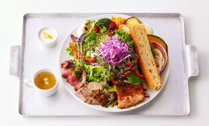 ビーフ・ポーク・チキンを一度に楽しめる大人気のごちそうサラダ