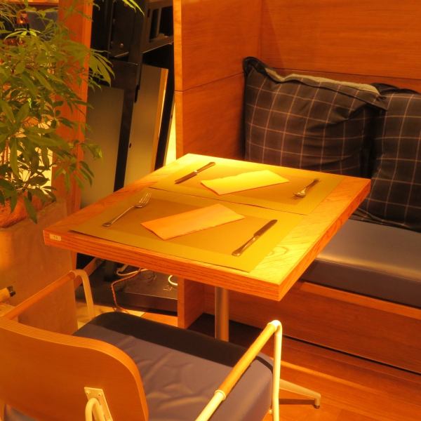 オシャレな店内でゆっくりランチや女子会をお愉しみください☆ゆったりのクッション席から、店内奥にも広々ソファー席完備！！
