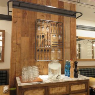 店内奥には広々としたテーブル席。