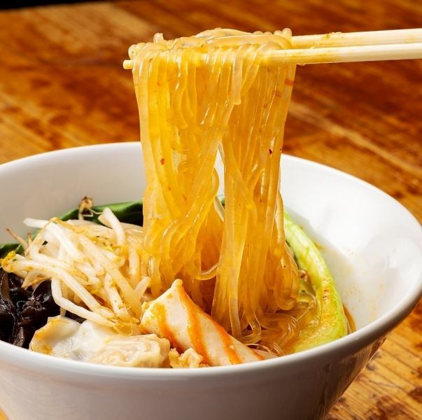 本場感あふれるスパイスの香りと旨味が広がる麻辣湯。お好きな具材を選んで作るスタイルなので、ヘルシー派もガッツリ派も満足できる一杯に。辛さ調整も可能で、初めての方から麻辣好きまで幅広く楽しめます。