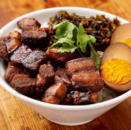 新世界「檳榔の夜」の味を当店で。本格魯肉飯を気軽に楽しめます。