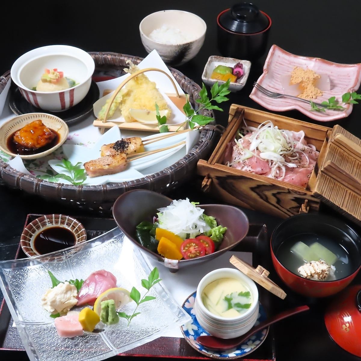 記念日や両家の顔合わせ、接待にも最適！旬のおまかせ会席料理は4180円(税込)～ご用意