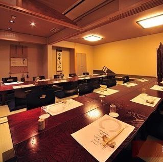 少人数から団体様までご利用いただける広間もございます。仕切ることで2名/4名/10名様でご利用いただける広間は、仕切りを外すことで11名～最大24名様まで対応可能。会社宴会やご親族での集まりなど、シーンや用途に合わせてご活用いただけます。