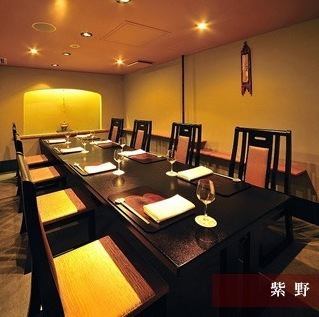 当店では、4名～8名様の個室の他、4名/10名様でご利用いただける掘りごたつ個室もご用意。家族でのお食事はもちろん、接待や会食、両家の顔合わせなど、幅広いシーンにご利用いただけます。ゆったりと足を伸ばして寛ぎながら、料理をご堪能ください。