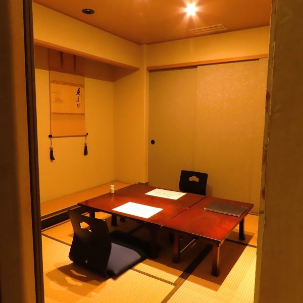 和の趣を感じる落ち着いた雰囲気の店内には、2～3名様でご利用いただけるお座敷個室を完備しています。大切な人とのデートや、気心知れたご友人とのお食事に最適です。プライベートな空間で、こだわりの料理と心ゆくまで会話をお楽しみください。