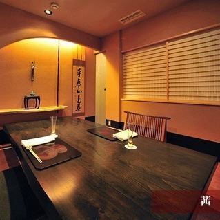 【あかね】2～3名様でお使いいただけるお座敷個室をご用意しております。和の趣を感じさせる落ち着いた空間は、大切な方とのデートや気心知れたご友人とのお食事に最適です。お子様連れのご家族もお気軽にお越しください。