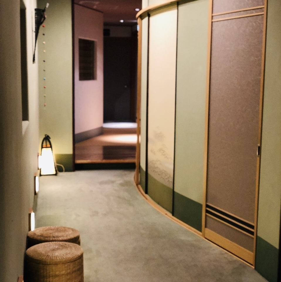 少人数から利用可能な個室は、デートや友人との食事にも最適。