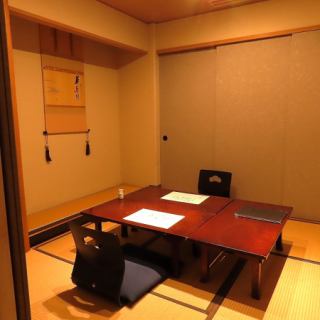 【ぐんじょう】3～4名様でお使いいただける個室となっております。プライベート感あふれる大人の空間で、会話とお食事を楽しむ上質なひととき。普段使いから記念日などの特別な日まで、シーンを問わずご利用いただけます。