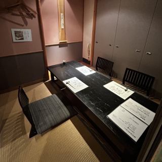 【こんぺき】【ぎんすず】2～4名様でご利用いただける掘りごたつの個室を2部屋ご用意しております。ゆったりと足を伸ばして寛げる空間は、お子様連れのご家族にも最適です。どうぞごゆっくりと食事をお楽しみください。