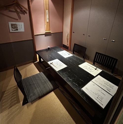 【こんぺき】【ぎんすず】2～4名様でご利用いただける掘りごたつの個室を2部屋ご用意しております。ゆったりと足を伸ばして寛げる空間は、お子様連れのご家族にも最適です。どうぞごゆっくりと食事をお楽しみください。