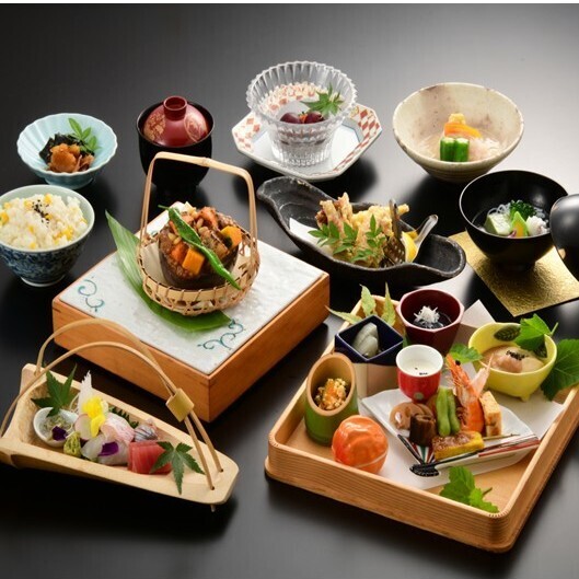 記念日や両家の顔合わせ、接待にも最適！旬のおまかせ会席料理は6050円(税込)～ご用意