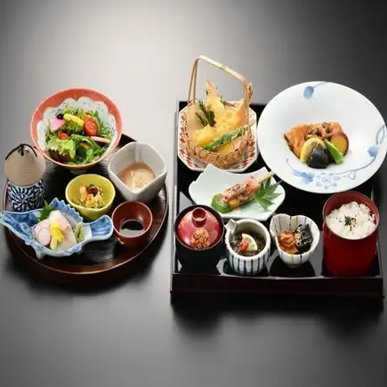 【三道菜套餐（特色）】享用包括天妇罗虾和京都风味烤小麦面筋在内的13道菜 ◎3300日元（含税）