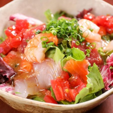 ろまん亭の山盛り海鮮サラダ