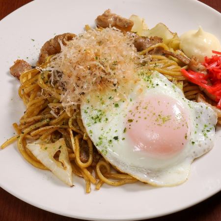 Sauce fried noodles (with fried egg)