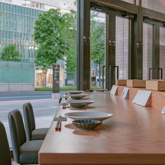 The counter seats facing the station front street are a relaxing space day and night ◎